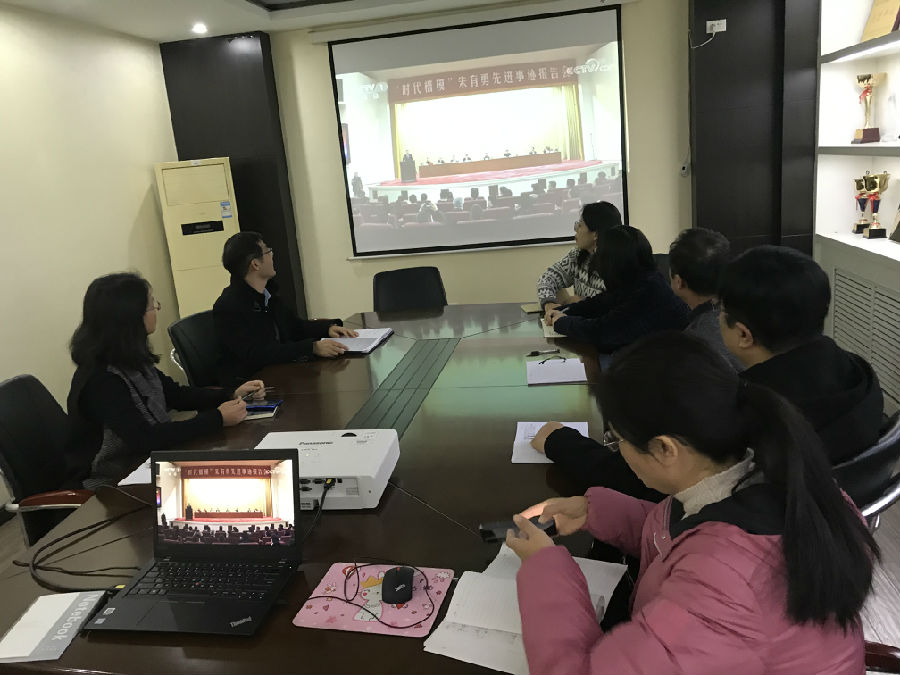 观看“时代楷模”朱有勇先进事迹报告会1.jpg