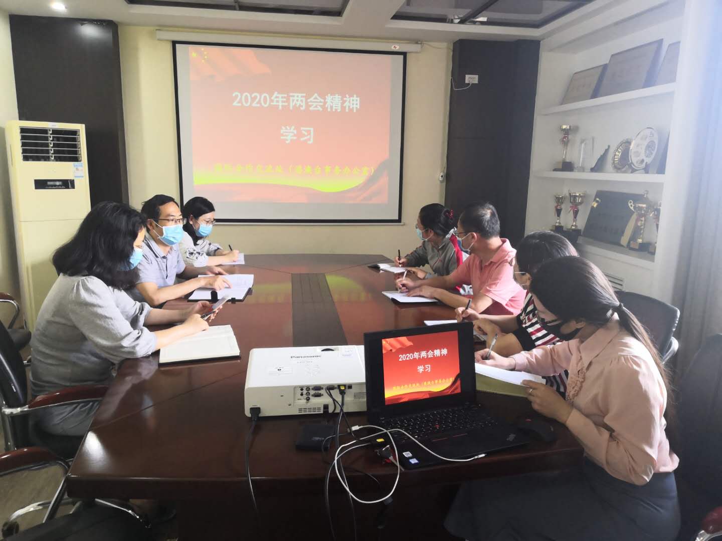 国际处(港澳台办)学习两会精神新闻-崔芳.jpg